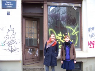 Leutzscher Laden in der Georg-Schwarz-Straße 112 steht vor Wiederbelebung | Kristin Häuser (links) vor dem neuen Laden, mit Frau Bredemann( HausHalten e.V.) /Foto: E.Engelhardt