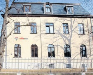 Zurück zu den Wurzeln | In der Erich-Zeigner-Allee 9 hat die Klinikgruppe Ediacon ihr Logo an der Fassade./Foto: A. Kempner