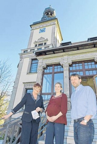 Eiskalter Mord - und die Mädler-Villa wird Leseort  |  Autorin Astrid Korten (links) und die Eigentümer Jana Fohrenkamm, Andreas Arens.  Foto: W. Zeyen