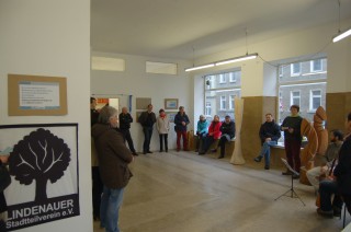 Ausstellungen in der Galerie artescena locken rund 70 BesucherInnen an | Interessierte BesucherInnen bei der Vernissage zur Georg-Schwarz-Straße / Foto: Enrico Engelhardt