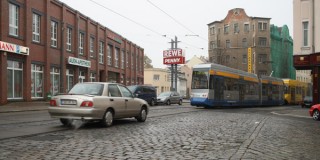 Bildinhalt: Georg-Schwarz-Straße: Beim Umbau an Fußgänger, Familien, Senioren und Radfahrer denken | Georg-Schwarz-Straße am Einkaufscenter Leutzsch-Arkaden. / Foto: Ralf Julke