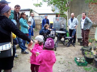 Flüchtlinge lernen Initiativen und Vereine der Georg-Schwarz-Straße kennen | Der Rundgang macht beim geimeinsam-grün e. V. einen Zwischenstopp / Foto: Enrico Engelhardt