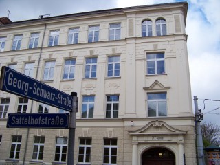 Bildinhalt: Grün statt Grau für Lindenau : Ein grünes Gedächtnis für Lindenau entsteht | Das Projekt wird an der Außenstelle Helmholtzschule (GSS 113) durchgeführt / Foto: Enrico Engelhardt