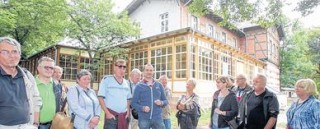Villa Hasenholz mausert sich | Toralf Zinner (Mitte, mit blauer Jacke) führte um und in die Villa. / Foto: André Kempner 