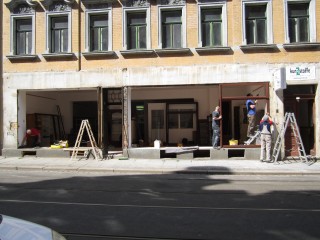 Wiedereröffnung der Materialsammlung krimZkrams, am 21. 08. 2014 in der Georg-Schwarz-Str. 7 | Die GSS 7 bekommt neue Schaufenster / Foto: Daniela Nuß