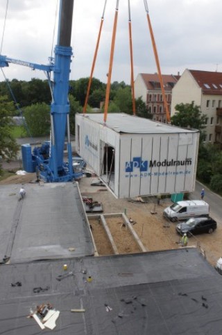 Diakonissenkrankenhaus stockt auf | Ein OP-Modulraum wird angeliefert / Foto: Ev. Diakonissenkrankenhaus Leipzig