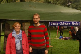 17. Leutzscher Stadtteilfest - feucht aber fröhlich | Birgit Seeberger und Enrico Engelhardt am Stand des Magistralenmanagements GSS / Foto: MM GSS