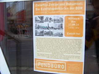  Kurz gemeldet: Postkarten-Sammlung im "Fundbuero" | Ankündigung im Schaufenster des Fundbueros / Foto: Enrico Engelhardt