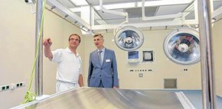 Bildinhalt: Diakonissenkrankenhaus kriegt was aufs Dach  | Oberarzt Frank Wagner (l.) und Michael Kühne im startklaren Interim-OP. / Foto: André Kempner 