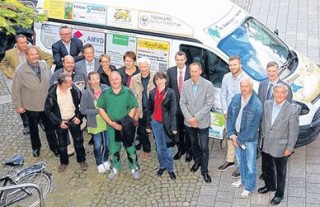 Bildinhalt: Selig über Sozialmobil: Unternehmen verhelfen Diakonissenkrankenhaus zu Ersatz-Gefährt  | Einige Vertreter der Firmen am neuen Sozialmobil bei der Übergabe. Foto: André Kempner