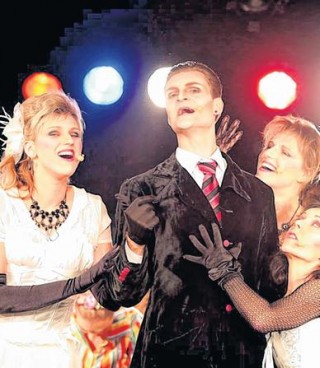 Bildinhalt: Musikalische Sketchparade  | Dracula (Mikro Böttger), umschwärmt von Frauen. / Foto: André Kempner 