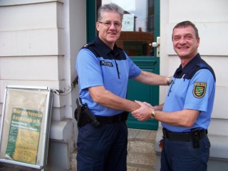 Bürgerpolizistenwechsel in Leutzsch  | Bürgerpolizist Jens Löbner (links) übergibt den Bereich Leutzsch an Bernd Kupke /Foto: E.Engelhardt