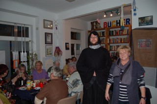 Ein Abend im Zeichen des ausgelassenen Abschieds | Enrico Engelhardt und Marlies Fikus - das Stadtteilladen Team mit Gästen / Foto: Daniela Nuß