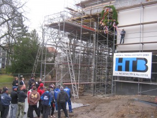 Richtfest OP-Gebäude Diakonissenkrankenhaus | Richtkranz-Aufzug; Foto: Christina Weiß