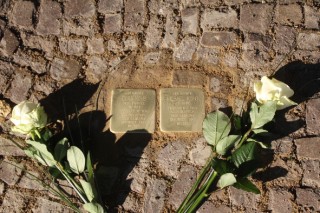 Zwei Stolpersteine für Dora und Michael Kohs vor der Uhlandstr. 8 verlegt | 