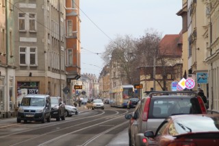 Wiederholter Straßenbahnstau in der Georg-Schwarz-Straße wegen falsch geparkter Autos | 