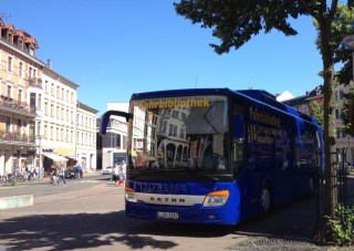 Bildinhalt: Der Bücherbus auf dem Lindenauer Markt und an den Leutzsch Arkaden | 