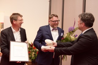 Diakonissenkrankenhaus erhält den Preis „Klimabewusst mobil in Leipzig“ | Diako-Geschäftsführer Christoph Möllering (Bildmitte) nimmt den Mobilitätspreis entgegen 