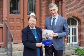 Bildinhalt: Festschrift 125 Jahre Diako erschienen | Diakonisse M. Wermuth + Rektor Dr. Kühne mit Festschrift, Foto: K. Zimmermann