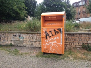 Bildinhalt: Aktiv gegen Müllablagerungen rund um Kleidercontainer  | 