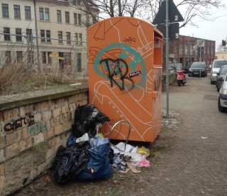 Verlottertes Leutzsch | Sperrmüll neben dem Kleidercontainer auf dem William-Zipperer-Platz