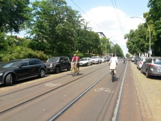 Umfrage zur Situation des Radverkehrs in der Georg-Schwarz-Straße im Rahmen der europäischen Mobilit | Radpiktogramme zwischen den Gleisen, Berlin, Kastanienallee