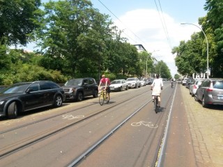 Umfrage zur Situation des Radverkehrs in der Georg-Schwarz-Straße im Rahmen der europäischen Mobilit | Radpiktogramme zwischen den Gleisen, Berlin, Kastanienallee