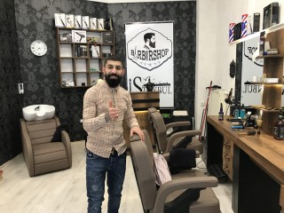 Bildinhalt: Der Barbershop „Istanbul 2“ in der Georg-Schwarz-Straße | Vian Locco im Barbershop 